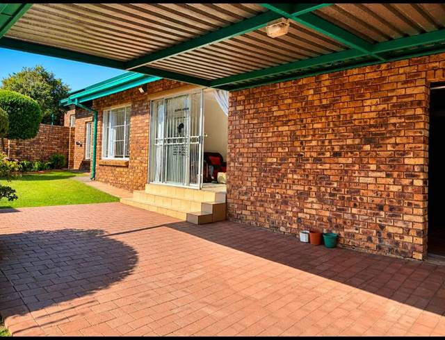 3 BEDROOM TOWNHOUSE FOR SALE IN CLUBVIEW